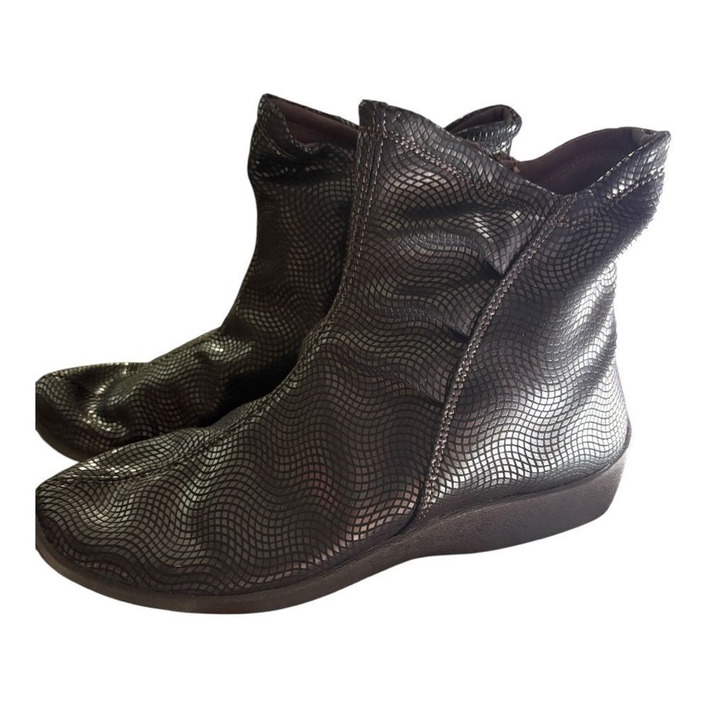 Elegant Arcopedico Textured Ankle‎ Booties